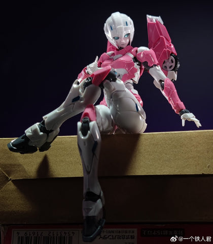 Flame Toys Furai Model 20 IDW Arcee Model Kit (Non-transformable) 15.5cm / 6"