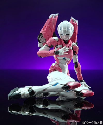 Flame Toys Furai Model 20 IDW Arcee Model Kit (Non-transformable) 15.5cm / 6"