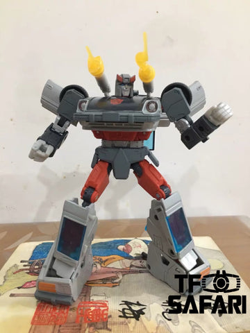 Takara Tomy Masterpiece MP18+ MP-18+ Streak (Blue Streak Limited Edition with Collectible Pin) 17cm / 6.7"